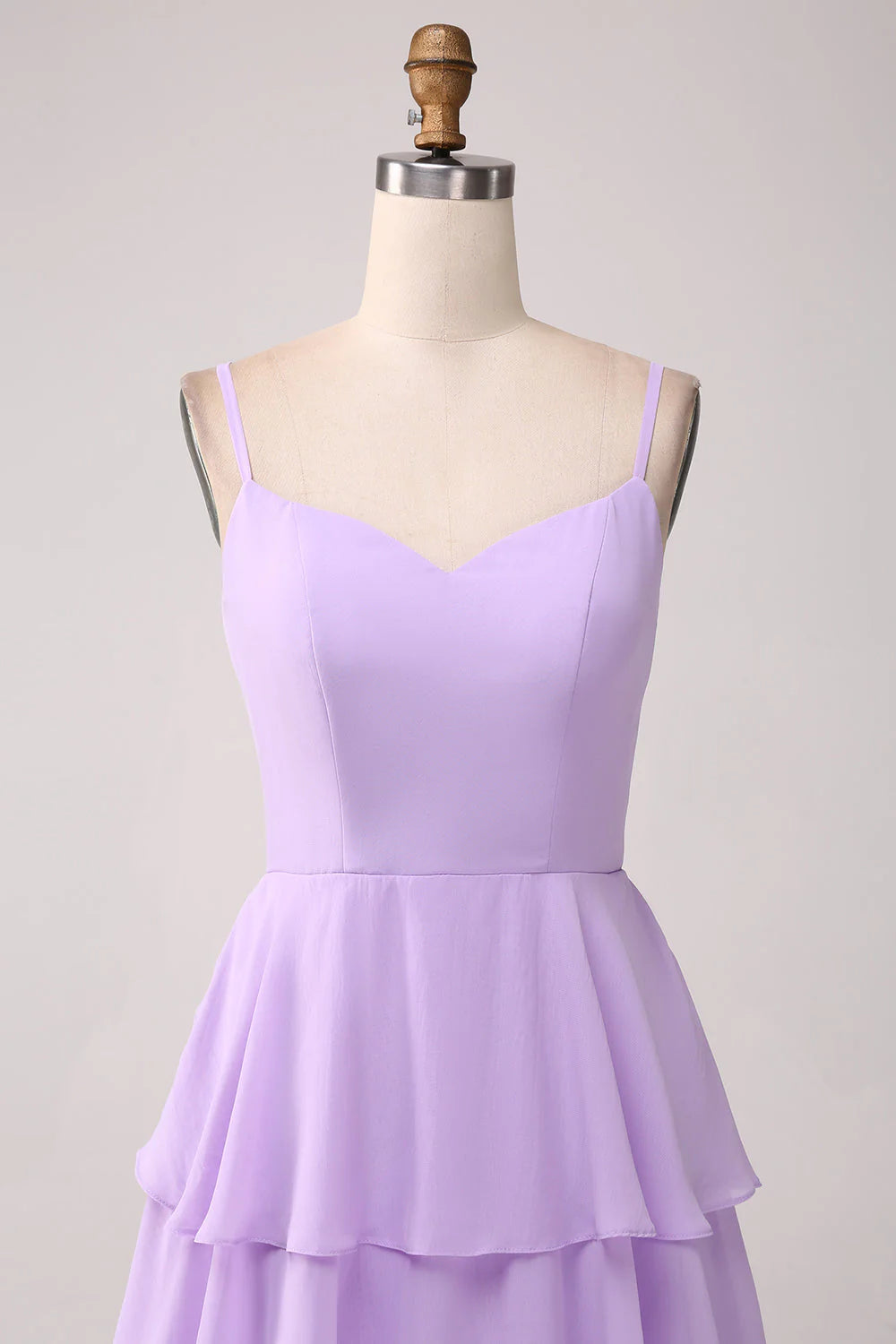 Abito da damigella d'onore in chiffon lilla a strati con spalline sottili e linea ad A